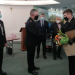 30.03.2021. Pińczów. Sesja Rady Powiatu Pińczowskiego. Wręczenie podziękowań strażakowi, który uratował ludzkie życie. Na zdjęciu: gratulacje składa Grzegorz Karwat - komendant PSP w Pińczowie / Marta Gajda / Radio Kielce