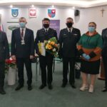 30.03.2021. Pińczów. Sesja Rady Powiatu Pińczowskiego. Wręczenie podziękowań strażakowi, który uratował ludzkie życie. Na zdjęciu (od lewej): Ryszard Barna - wicestarosta powiatu pińczowskiego, Ireneusz Gołuszka - przewodniczący rady powiatu, Dawid Wilczura - strażak PSP w Pińczowie, Grzegorz Karwat - komendant PSP w Pińczowie, Irena Moskwa - wiceprzewodnicząca rady powiatu, Zbigniew Kierkowski - starosta pińczowski / Marta Gajda / Radio Kielce