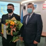 30.03.2021. Pińczów. Sesja Rady Powiatu Pińczowskiego. Wręczenie podziękowań strażakowi, który uratował ludzkie życie. Na zdjęciu (od lewej): Dawid Wilczura - strażak PSP w Pińczowie i Zbigniew Kierkowski - starosta pińczowski / Marta Gajda / Radio Kielce