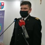 30.03.2021. Pińczów. Sesja Rady Powiatu Pińczowskiego. Wręczenie podziękowań strażakowi, który uratował ludzkie życie. Nac zdjęciu: Dawid Wilczura - strażak PSP w Pińczowie / Marta Gajda / Radio Kielce
