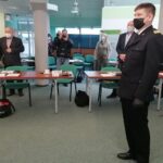 30.03.2021. Pińczów. Sesja Rady Powiatu Pińczowskiego. Wręczenie podziękowań strażakowi, który uratował ludzkie życie. Na zdjęciu: Dawid Wilczura - ratownik / Marta Gajda / Radio Kielce