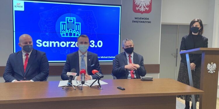 15.03.2021. Kielce. Konsultacje projektu Samorząd 3.0. Na zdjęciu (od lewej): Marcin Piszczek - burmistrz Jędrzejowa, minister Michał Cieślak, Zbigniew Koniusz - wojewoda świętokrzyski, Marzena Chodakowska - rzecznik wojewody świętokrzyskiego / Michał Kita / Radio Kielce