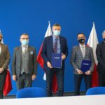 11.03.2021. Kielce. Podpisanie umowy o współpracy Politechniki Świętokrzyskiej z władzami miasta oraz dyrekcją CK Technik. Na zdjęciu (od lewej):  Ilona Calicka - dyrektor CK Technik, Marcin Różycki - zastępca prezydenta Kielc, Bogdan Wenta - prezydent Kielc, prof. Jakub Takosoglu - dziekan Wydziału Mechatroniki i Budowy Maszyn Politechniki Świętokrzyskiej, dr hab. inż. Rafał Jurecki - prodziekan ds. Studenckich i Dydaktyki WMiBM / Urząd Miasta Kielce