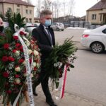 10.03.2021. Kostomłoty II. Pogrzeb Feliksa Januchty. Na zdjęciu (od lewej): Damian Sławski - wójt Miedzianej Góry i Krzysztof Słoń - senator PiS / Emilia Sitarska / Radio Kielce