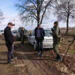 15.03.2021 Włostów. Członkowie Stowarzyszenia Historyczno-Eksploracyjnego „Pamięć” poszukują śladów po krwawej bitwie z czasów I wojny światowej / Emilia Sitarska / Radio Kielce