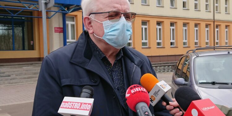 Na zdjęciu dr Adam Karolik - dyrektor ds. lecznictwa ZOZ Ostrowiec Świętokrzyski / Emilia Sitarska / Radio Kielce