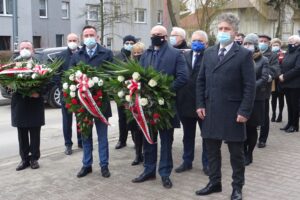 01.03.2021. Jędrzejów. Obchody Narodowego Dnia Pamięci Żołnierzy Wyklętych. Na zdjęciu (od lewej): Marek Bogusławski - wicemarszałek województwa - starosta jędrzejowski, Rafał Nowak - wicewojewoda świętokrzyski, senator Krzysztof Słoń / Ewa Pociejowska-Gawęda / Radio Kielce