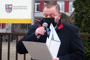 01.03.2021. Jędrzejów. Obchody Narodowego Dnia Pamięci Żołnierzy Wyklętych. Na zdjęciu: Paweł Kowalski - dyrektor Zespołu Szkół Nr 2 w Jędrzejowie / Ewa Pociejowska-Gawęda / Radio Kielce