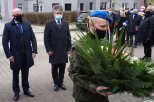 01.03.2021. Jędrzejów. Obchody Narodowego Dnia Pamięci Żołnierzy Wyklętych. Na zdjęciu (od lewej): Rafał Nowak - wicewojewoda świętokrzyski, senator Krzysztof Słoń / Ewa Pociejowska-Gawęda / Radio Kielce