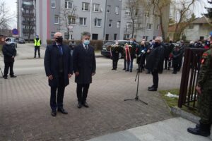 01.03.2021. Jędrzejów. Obchody Narodowego Dnia Pamięci Żołnierzy Wyklętych. Na zdjęciu (od lewej): Rafał Nowak - wicewojewoda świętokrzyski, senator Krzysztof Słoń / Ewa Pociejowska-Gawęda / Radio Kielce