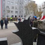 01.03.2021. Jędrzejów. Obchody Narodowego Dnia Pamięci Żołnierzy Wyklętych. Na zdjęciu (od lewej):  Andrzej Wójcik - członek zarządu powiatu jędrzejowskiego, Paweł Faryna - starosta jędrzejowski, Maria Barańska - wicestarosta jędrzejowski, Marek Mentel - przewodniczący rady powiatu w Jędrzejowie / Ewa Pociejowska-Gawęda / Radio Kielce