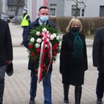 01.03.2021. Jędrzejów. Obchody Narodowego Dnia Pamięci Żołnierzy Wyklętych. Na zdjęciu (od lewej):  Andrzej Wójcik - członek zarządu powiatu jędrzejowskiego, Paweł Faryna - starosta jędrzejowski, Maria Barańska - wicestarosta jędrzejowski, Marek Mentel - przewodniczący rady powiatu w Jędrzejowie / Ewa Pociejowska-Gawęda / Radio Kielce