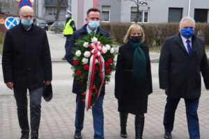 01.03.2021. Jędrzejów. Obchody Narodowego Dnia Pamięci Żołnierzy Wyklętych. Na zdjęciu (od lewej): Andrzej Wójcik - członek zarządu powiatu jędrzejowskiego, Paweł Faryna - starosta jędrzejowski, Maria Barańska - wicestarosta jędrzejowski, Marek Mentel - przewodniczący rady powiatu w Jędrzejowie / Ewa Pociejowska-Gawęda / Radio Kielce