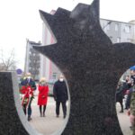 01.03.2021. Jędrzejów. Obchody Narodowego Dnia Pamięci Żołnierzy Wyklętych. Na zdjęciu (od lewej): Robert Kruk - przewodniczący rady gminy w Jędrzejowie, Renata Kawiorska - sekretarz gminy Jędrzejów, Marcin Piszczek - burmistrz Jędrzejowa / Ewa Pociejowska-Gawęda / Radio Kielce