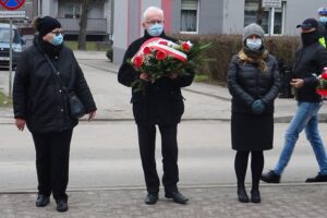 01.03.2021. Jędrzejów. Obchody Narodowego Dnia Pamięci Żołnierzy Wyklętych. Na zdjęciu: delegacja Zarząd Regionu Świętokrzyskiego NSZZ Solidarność. Od lewej: Elżbieta Bartosz, Waldemar Bartosz, Joanna Kowalska / Ewa Pociejowska-Gawęda / Radio Kielce