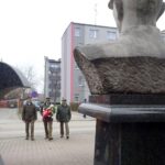 Jędrzejów. Obchody Narodowego Dnia Pamięci Żołnierzy Wyklętych. Na zdjęciu: delegacja Nadleśnictwa Jędrzejów, w środku: nadleśniczy Andrzej Kasica / Ewa Pociejowska-Gawęda / Radio Kielce