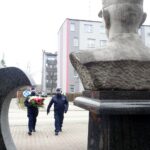 Jędrzejów. Obchody Narodowego Dnia Pamięci Żołnierzy Wyklętych. Na zdjęciu: delegacja Komendy Powiatowej Policji w Jędrzejowie, od lewej: Michał Kwieciński i komendant Tomasz Sołtysik / Ewa Pociejowska-Gawęda / Radio Kielce