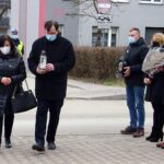 Jędrzejów. Obchody Narodowego Dnia Pamięci Żołnierzy Wyklętych . Na zdjęciu (od lewej): Małgorzata Wojtasik - dyrektor ZS Nr 1 w Jędrzejowie i  Wojciech Zwierzchowski - dyrektor LO im. M. Reja / Ewa Pociejowska-Gawęda / Radio Kielce