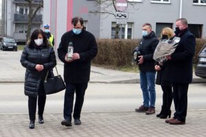 Jędrzejów. Obchody Narodowego Dnia Pamięci Żołnierzy Wyklętych . Na zdjęciu (od lewej): Małgorzata Wojtasik - dyrektor ZS Nr 1 w Jędrzejowie i Wojciech Zwierzchowski - dyrektor LO im. M. Reja / Ewa Pociejowska-Gawęda / Radio Kielce