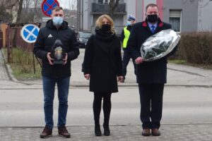 01.03.2021. Jędrzejów. Obchody Narodowego Dnia Pamięci Żołnierzy Wyklętych. Na zdjęciu: delegacja Zespołu szkół Nr 2 w Jędrzejowie z dyrektorem Pawłem Kowalskim / Ewa Pociejowska-Gawęda / Radio Kielce