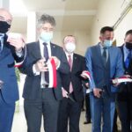 01.03.2021 Jędrzejów. Otwarcie pracowni geodezyjnej Centrum Kształcenia Zawodowego w Zespole Szkół nr 2 w Jędrzejowie. Na zdjęciu od lewej: wicewojewoda Rafał Nowak, senator Krzysztof Słoń, wicemarszałek Marek Bogusławski, starosta Paweł Faryna, Paweł Kowalski - dyrektor szkoły / Ewa Pociejowska-Gawęda / Radio Kielce