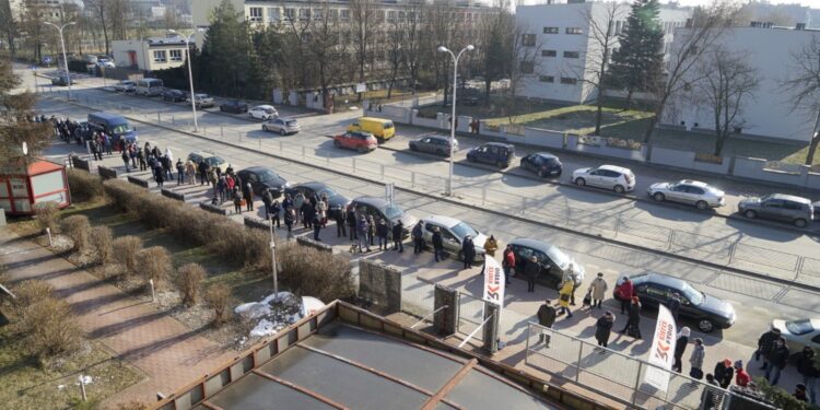 10.03.2021. Kielce. Radio Kielce rozda słuchaczom budki lęgowe dla ptaków / Piotr Kwaśniewski / Radio Kielce