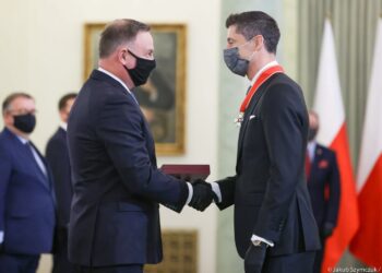 Warszawa. Prezydent Andrzej Duda wręczył Krzyż Komandorski Orderu Odrodzenia Polski Robertowi Lewandowskiemu, kapitanowi piłkarskiej reprezentacji Polski / Jakub Szymczuk / KPRP