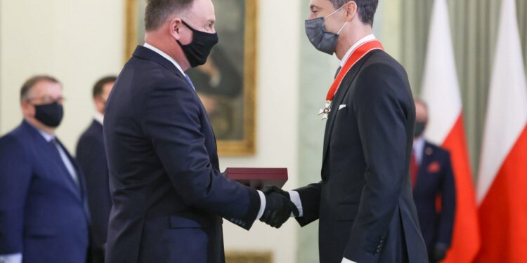 Warszawa. Prezydent Andrzej Duda wręczył Krzyż Komandorski Orderu Odrodzenia Polski Robertowi Lewandowskiemu, kapitanowi piłkarskiej reprezentacji Polski / Jakub Szymczuk / KPRP
