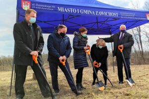 16.03.2021. Dziurów. Symboliczne wkopanie łopaty pod budowę ujęcia wody. Na zdjęciu (od lewej): Waldemar Maruszczak - radny powiatu sandomierskiego, poseł PiS Marek Kwitek, Małgorzata Mierzwa - dyrektor Zakładu Robót Inżynieryjno- Transportowych WOD-GAZ, Katarzyna Kondziołka - burmistrz Zawichostu, Marek Jońca - członek zarządu województwa świętokrzyskiego / Grażyna Szlęzak-Wójcik / Radio Kielce