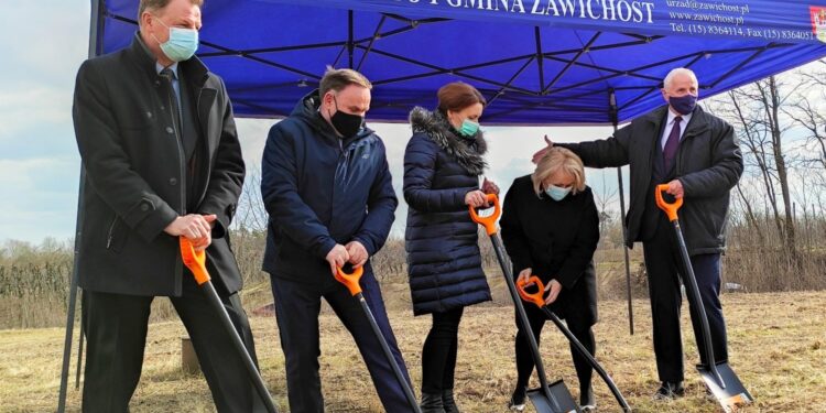 16.03.2021. Dziurów. Symboliczne wkopanie łopaty pod budowę  ujęcia wody. Na zdjęciu (od lewej): Waldemar Maruszczak - radny powiatu sandomierskiego, poseł PiS Marek Kwitek, Małgorzata Mierzwa - dyrektor    Zakładu Robót  Inżynieryjno- Transportowych WOD-GAZ, Katarzyna Kondziołka - burmistrz Zawichostu, Marek Jońca - członek zarządu województwa świętokrzyskiego / Grażyna Szlęzak-Wójcik / Radio Kielce