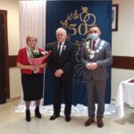 15.03.2021 Bałtów. Złote Gody. Na zdjęciu Henryka i Adam Chuchałowie, Hubert Żądło - wójt gminy Bałtów / UG Bałtów