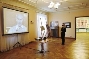 11.03.2021 Kielce. WDK. Wystawa „Teatr Stefana Karskiego. Początki”. Na zdjęciu: Jolanta Świstak - kierownik literacki Teatru Lalki i Aktora „Kubuś” / Jarosław Kubalski / Radio Kielce