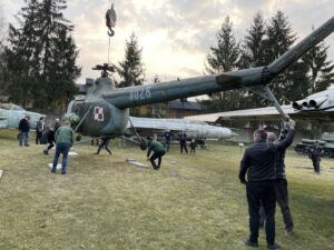 26.03.2021 Skarżysko-Kamienna. Transport śmigłowca SM-2 do Muzeum im. Orła Białego / Anna Głąb / Radio Kielce