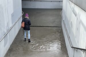 11.03.2021. Kielce. Zalane przejście podziemne pod rondem Herlinga-Grudzińskiego / Jarosław Kubalski / Radio Kielce