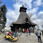 20.03.2021. Kielce. Białogon. Sprzątanie kościoła pod wezwaniem Przemienienia Pańskiego / Jarosław Kubalski / Radio Kielce
