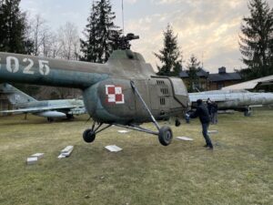 26.03.2021 Skarżysko-Kamienna. Transport śmigłowca SM-2 do Muzeum im. Orła Białego / Anna Głąb / Radio Kielce