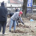 20.03.2021. Kielce. Białogon. Sprzątanie kościoła pod wezwaniem Przemienienia Pańskiego / Jarosław Kubalski / Radio Kielce