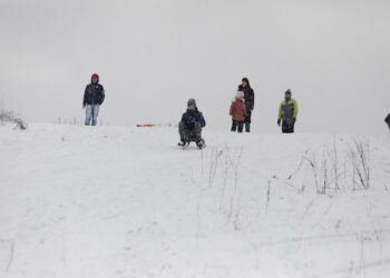 13.01.2021 Kielce. Zabawy dzieci na śniegu / Jarosław Kubalski / Radio Kielce