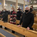 01.03.2021. Starachowice. Obchody Narodowego Dnia Pamięci Żołnierzy Wyklętych. Na zdjęciu (od lewej): Danuta Krępa - radna, Agnieszka Kuś - radna, Ewa Skiba - wiceprezydent Starachowic, Krzysztof Lipiec - poseł PiS i Piotr Babicki - starosta starachowicki / Anna Głąb / Radio Kielce