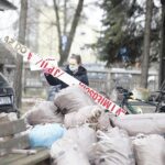 20.03.2021. Kielce. Białogon. Sprzątanie kościoła pod wezwaniem Przemienienia Pańskiego / Jarosław Kubalski / Radio Kielce