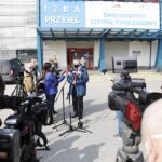 26.03.2021. Kielce. Konferencja wojewody świętokrzyskiego Zbigniewa Koniusza przed szpitalem tymczasowym. Na zdjęciu: Zbigniew Koniusz - wojewoda świętokrzyski (w środku) / Jarosław Kubalski / Radio Kielce