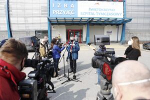 26.03.2021. Kielce. Konferencja wojewody świętokrzyskiego Zbigniewa Koniusza przed szpitalem tymczasowym. Na zdjęciu: Zbigniew Koniusz - wojewoda świętokrzyski (w środku) / Jarosław Kubalski / Radio Kielce