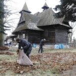 20.03.2021. Kielce. Białogon. Sprzątanie kościoła pod wezwaniem Przemienienia Pańskiego / Jarosław Kubalski / Radio Kielce