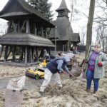20.03.2021. Kielce. Białogon. Sprzątanie kościoła pod wezwaniem Przemienienia Pańskiego / Jarosław Kubalski / Radio Kielce