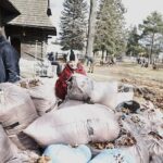 20.03.2021. Kielce. Białogon. Sprzątanie kościoła pod wezwaniem Przemienienia Pańskiego / Jarosław Kubalski / Radio Kielce