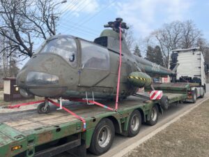 26.03.2021 Skarżysko-Kamienna. Transport śmigłowca SM-2 do Muzeum im. Orła Białego / Anna Głąb / Radio Kielce