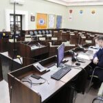 18.03.2021. Kielce. Sesja Rady Miasta Kielce. Na zdjęciu (od lewej): Agata Wojda - radna Rady Miasta Kielce i Kamil Suchański - przewodniczący Rady Miasta Kielce / Jarosław Kubalski / Radio Kielce