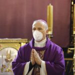 24.03.2021. Radoszyce. Uroczystości pogrzebowe ks. Adama Myszkowskiego. Na zdjęciu: Marek Solarczyk - biskup radomski / Jarosław Kubalski / Radio Kielce