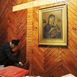 20.03.2021. Kielce. Białogon. Sprzątanie kościoła pod wezwaniem Przemienienia Pańskiego / Jarosław Kubalski / Radio Kielce