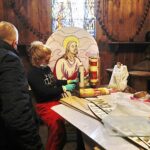 20.03.2021. Kielce. Białogon. Sprzątanie kościoła pod wezwaniem Przemienienia Pańskiego / Jarosław Kubalski / Radio Kielce